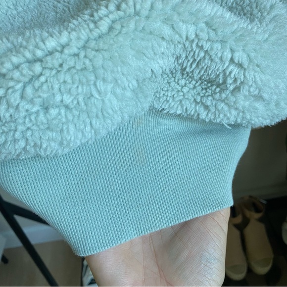 ALO Yoga ‘Streetside’ Foxy Sherpa - Picture 6 of 8